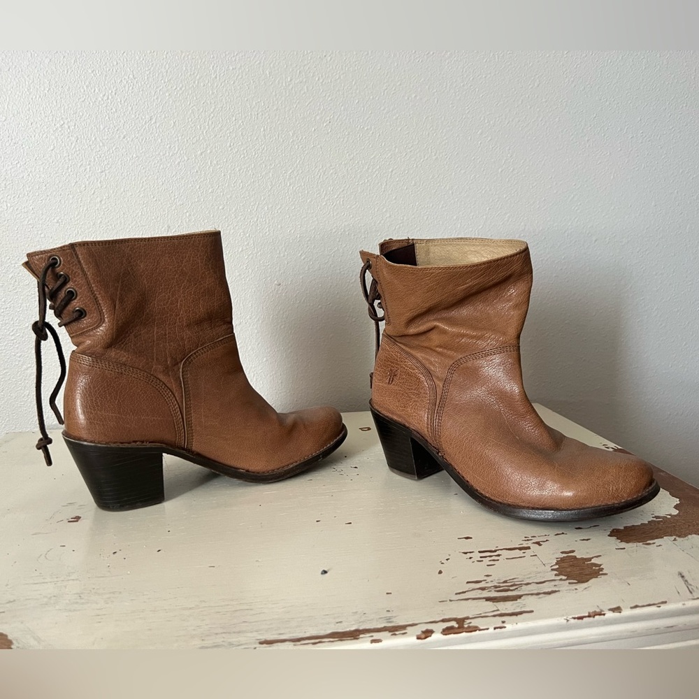 Frye Carmen Short Back Lace Brown Leather Boots
Size 8.5 B